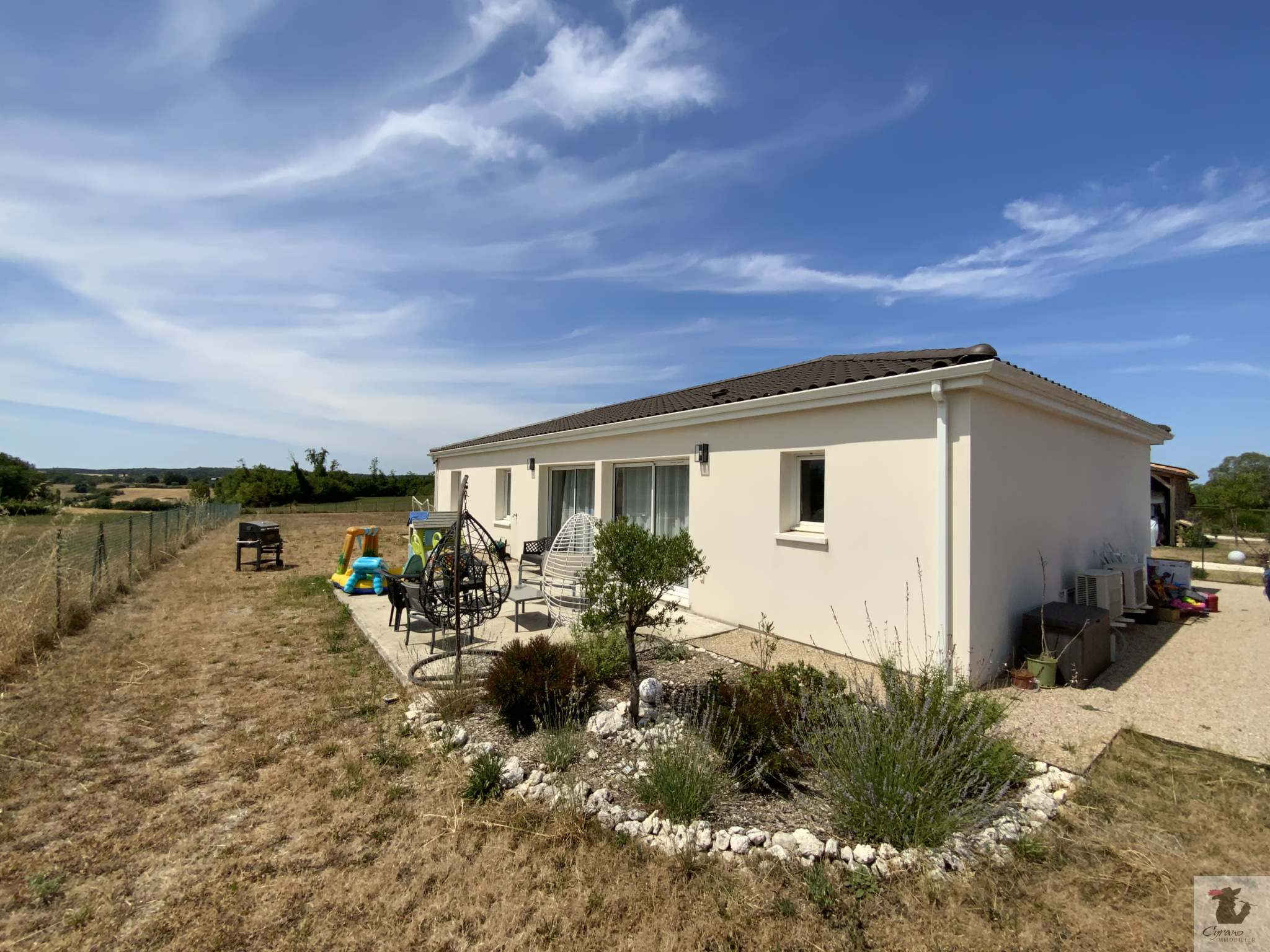 Avec vue dégagée maison neuve de plain pied - garage et jard